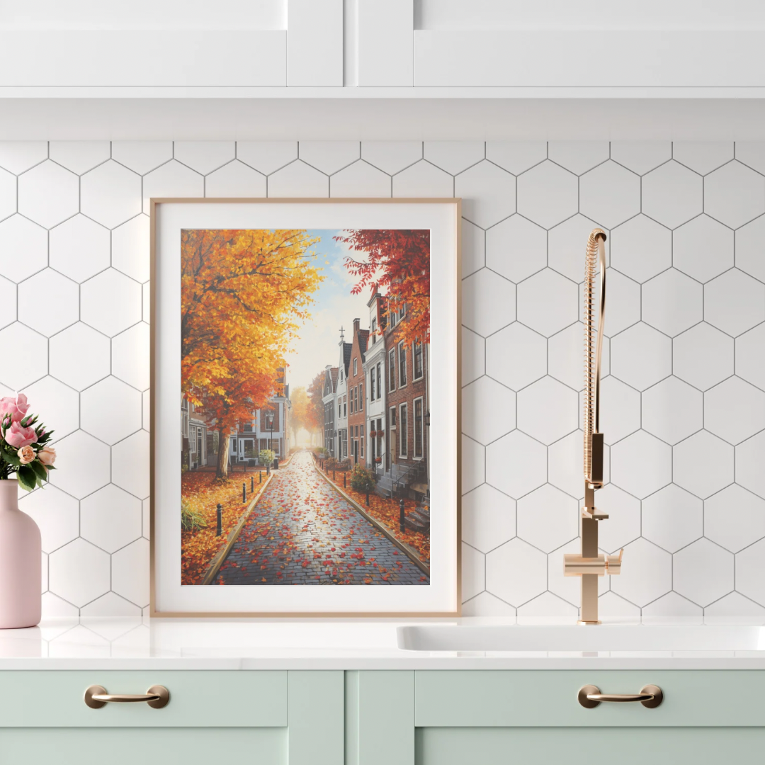Deventer regenachtige herfststraat schilderij in witte lijst aan witte muur boven smal wit dressoir met witte vazen en roze bloemen – aquarel wall art woonkamer
