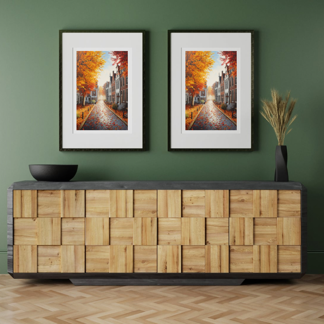 Deventer regenachtige herfststraat schilderij als set van twee in zwarte lijst aan donkergroene muur boven geometrisch houten dressoir – aquarel wall art woonkamer

