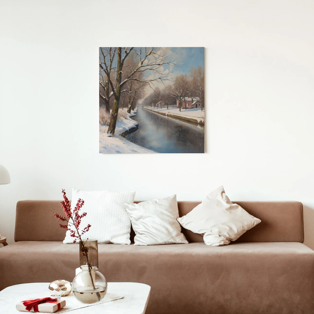 Dordrecht klassieke winter schilderij in kleine zwarte lijst aan witte muur boven bruine bank met witte kussens en rode takjes – olieverf wall art woonkamer

