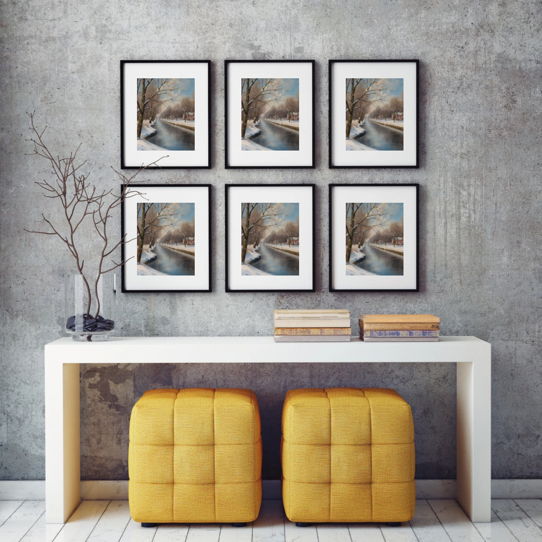 Dordrecht klassieke winter schilderij als set van zes in zwarte lijst aan grijze muur boven twee gele poefs en donker houten sidetable – olieverf wall art woonkamer

