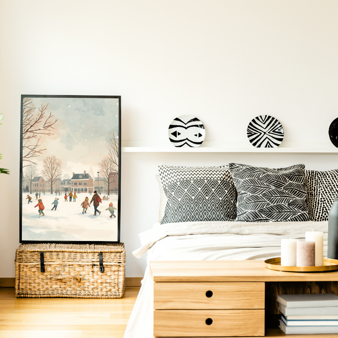 Dordrecht sneeuwspel schilderij in zwarte lijst aan witte muur boven houten ladekast met grijze kussens en ronde wanddecoratie – aquarel wall art slaapkamer
