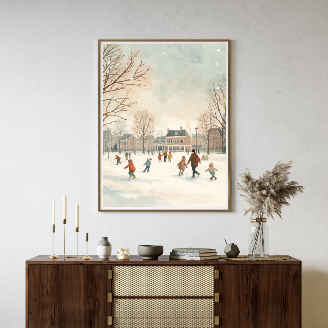 Dordrecht sneeuwspel schilderij in witte lijst aan witte muur boven donker houten dressoir met droogbloemen en decoratieve objecten – aquarel wall art woonkamer
