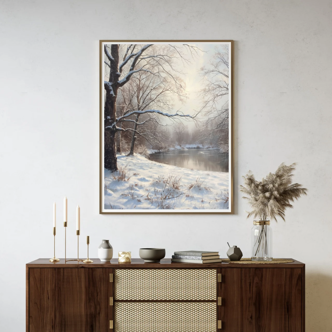 Winter natuur schilderij in witte lijst aan witte muur boven donker houten dressoir met witte kaarsen en droogbloemen – olieverf wall art woonkamer
