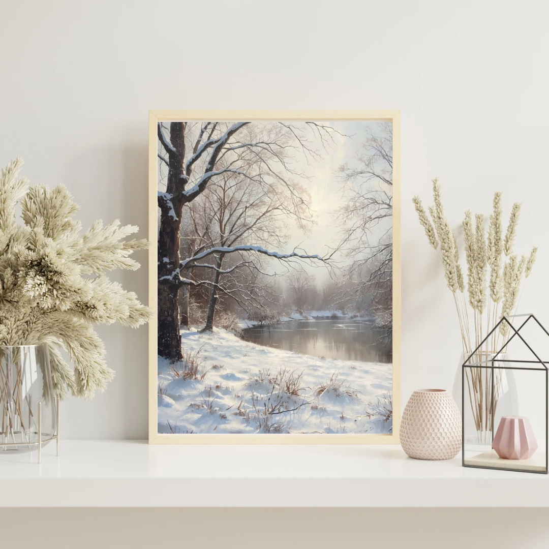 Winter natuur schilderij in witte lijst staand op houten vloer tegen witte muur naast droogbloemen in vaas en decoratieve lantaarn – olieverf wall art woonkamer
