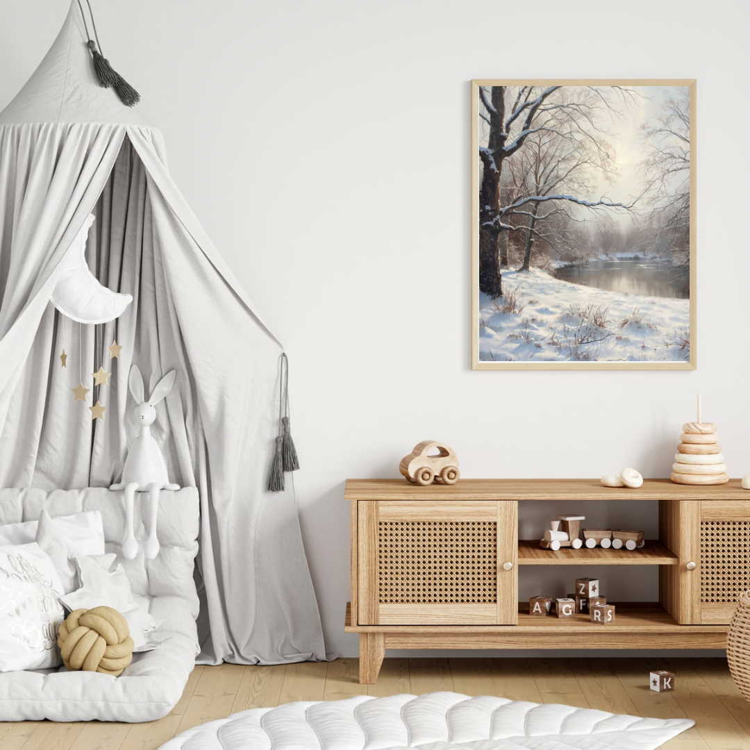 Winter natuur schilderij in witte lijst aan witte muur naast witte gordijnen boven licht houten dressoir met gevlochten manden – olieverf wall art woonkamer

