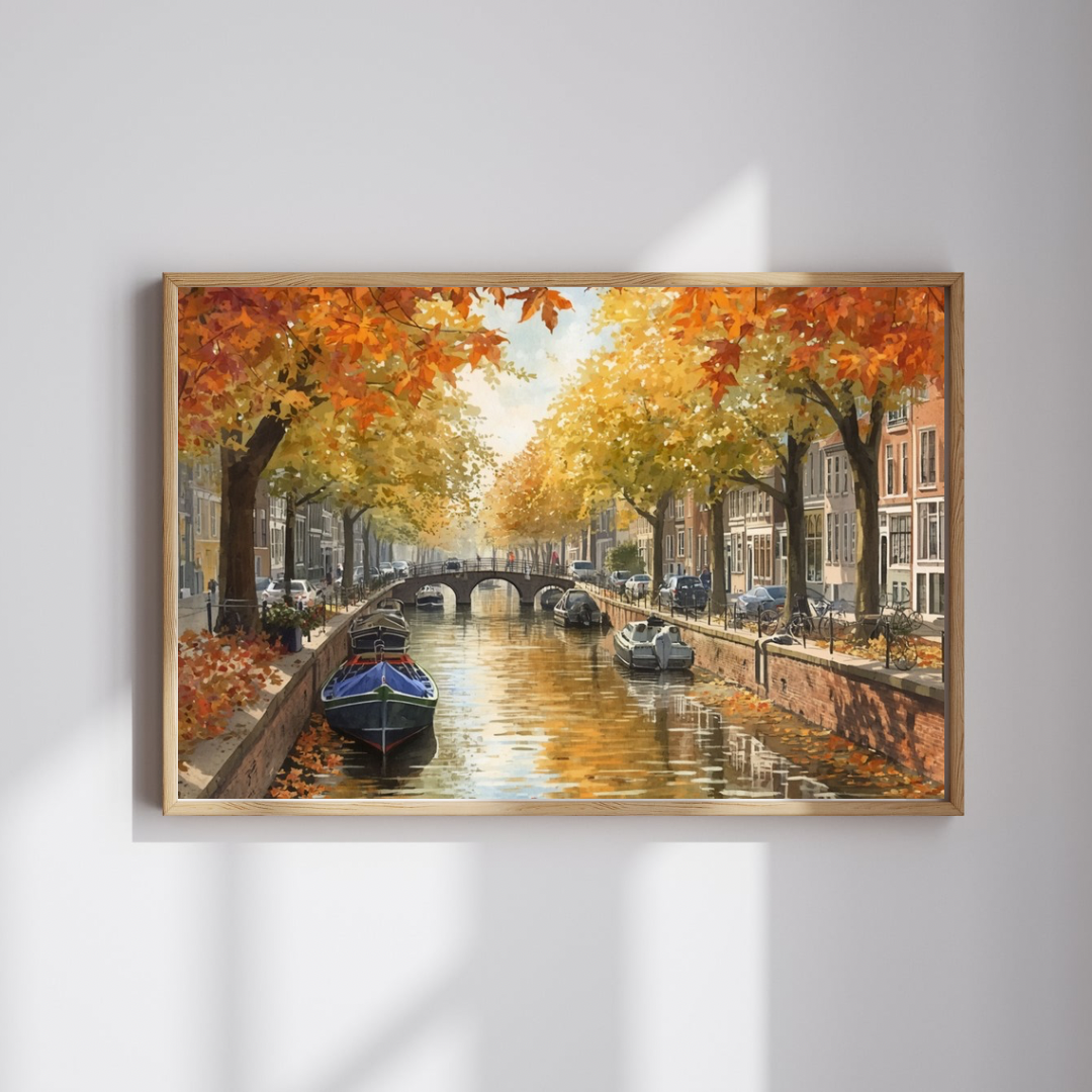 Dordrecht herfstgracht schilderij in gouden lijst staand op licht houten dressoir met lamp en decoratieve objecten tegen witte muur – aquarel wall art woonkamer

