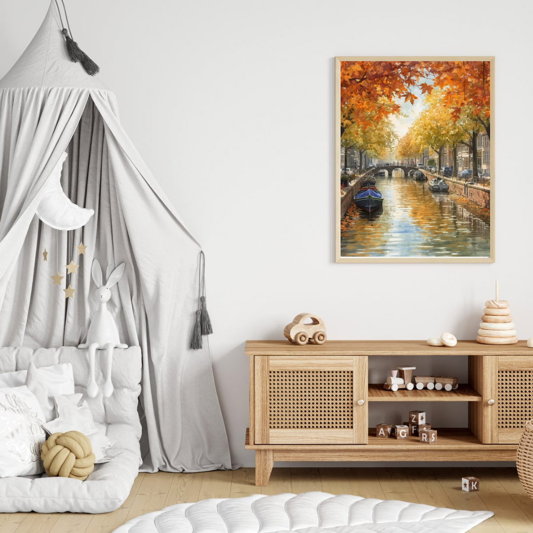 Dordrecht herfstgracht schilderij in gouden lijst staand op licht houten sidetable met droogbloemen naast houten ladder met opgerolde dekens – aquarel wall art woonkamer
