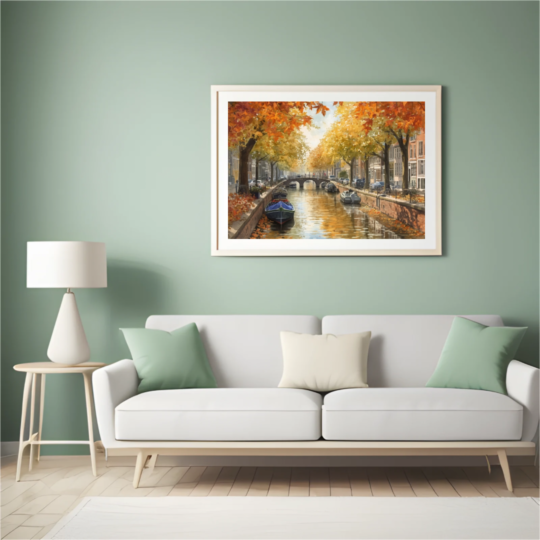 Dordrecht herfstgracht schilderij in gouden lijst aan groene muur boven groene bank met witte kussens en grote groene plant – aquarel wall art woonkamer
