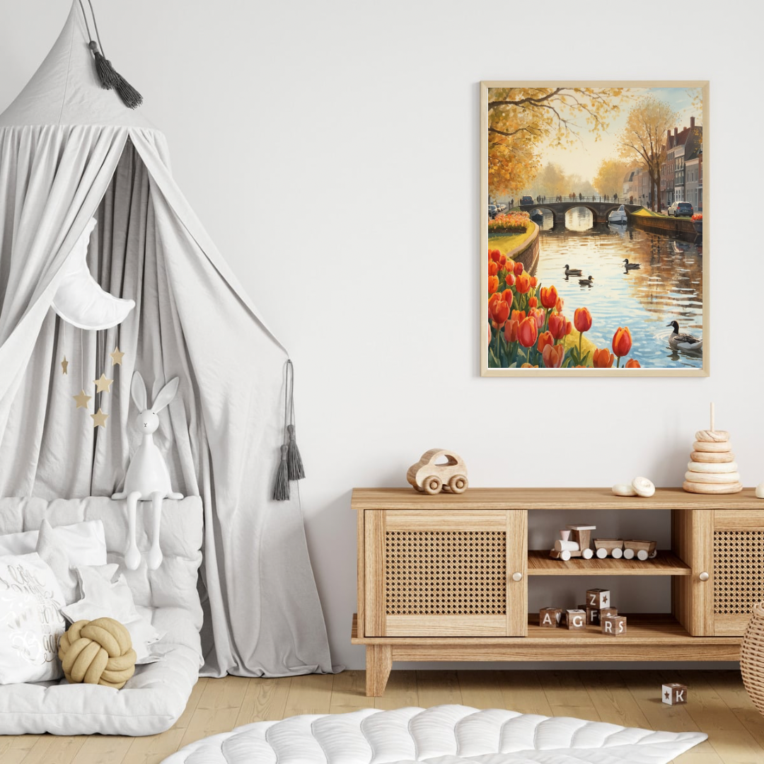 Dordrecht lentegracht schilderij in zwarte lijst staand op licht houten dressoir met groene plant en decoratieve objecten tegen witte muur – aquarel wall art woonkamer
