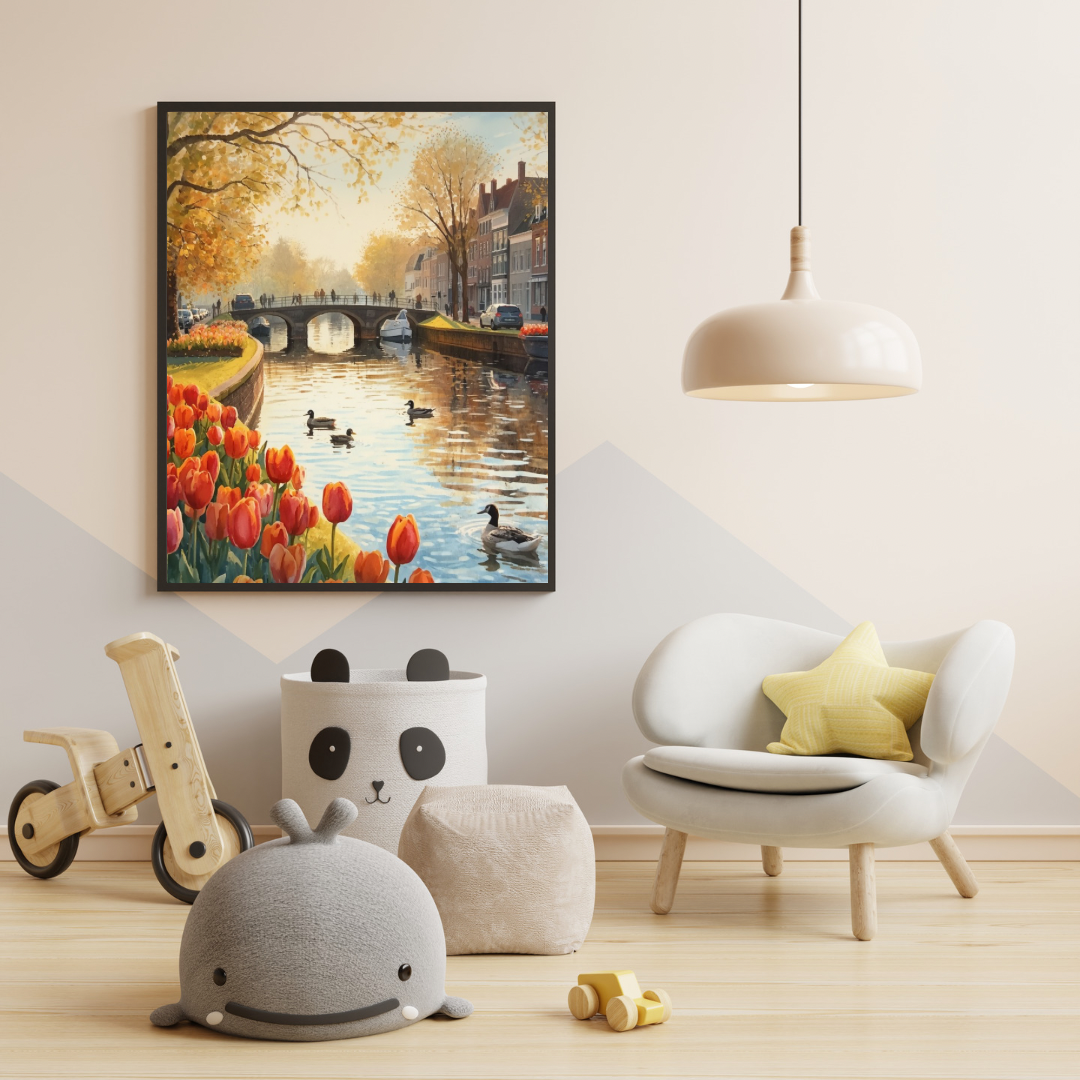 Dordrecht lentegracht schilderij in zwarte lijst aan witte muur boven witte bank met gele en groene kussens en ronde hanglamp – aquarel wall art woonkamer
