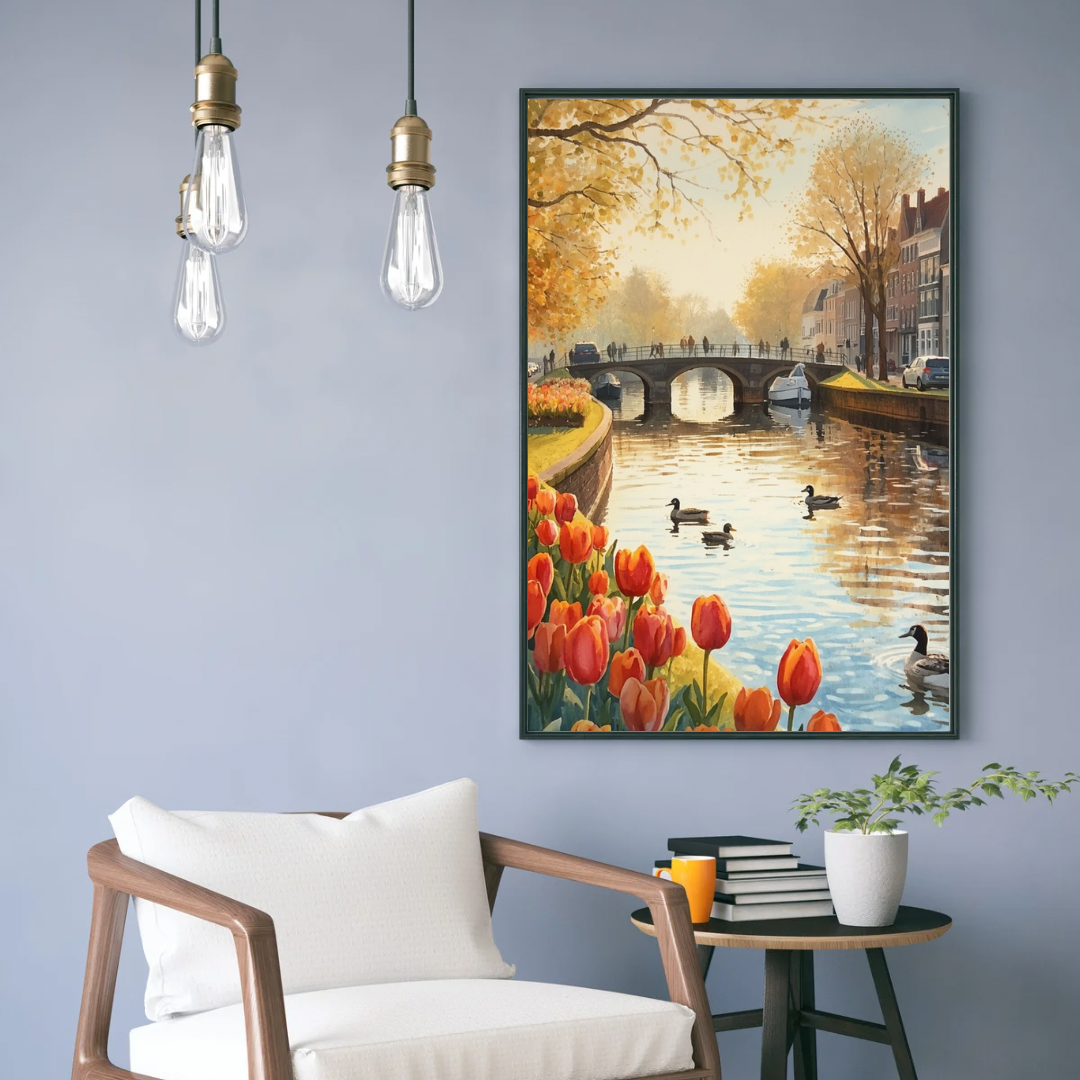 Dordrecht lentegracht schilderij in zwarte lijst aan grijsblauwe muur boven wit bureau met zwarte hanglamp en groene plant – aquarel wall art thuiskantoor
