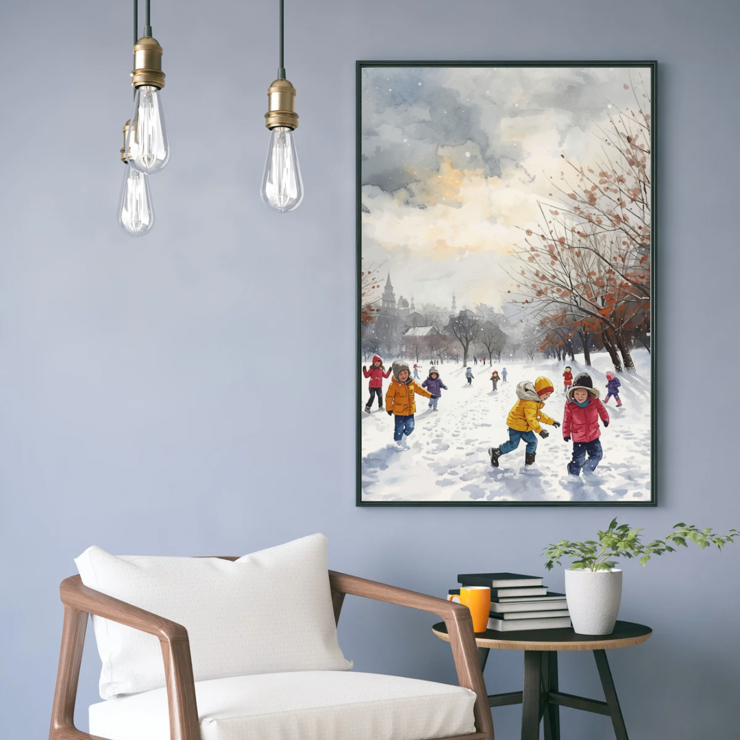 Dordrecht kinderen sneeuw schilderij in zwarte lijst aan grijsblauwe muur naast witte bank met gele kussens en industriële hanglamp – aquarel wall art woonkamer
