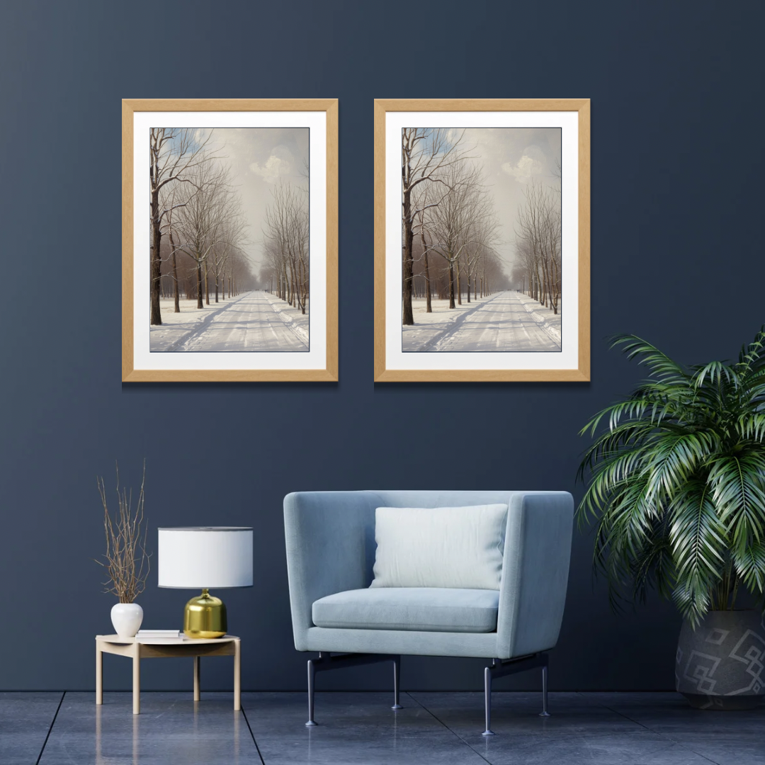 Dordrecht winters park schilderij als set van twee in gouden lijst aan donkerblauwe muur boven grijze bank met grote groene plant – olieverf wall art woonkamer
