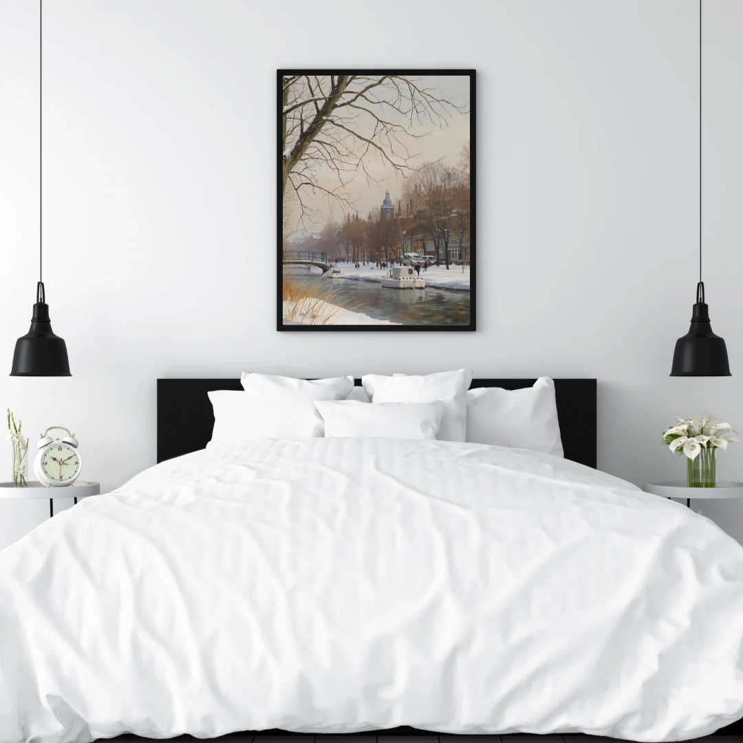 Winter natuur schilderij in zwarte lijst aan witte muur boven wit bed met witte kussens en zwarte hanglampen – olieverf wall art slaapkamer
