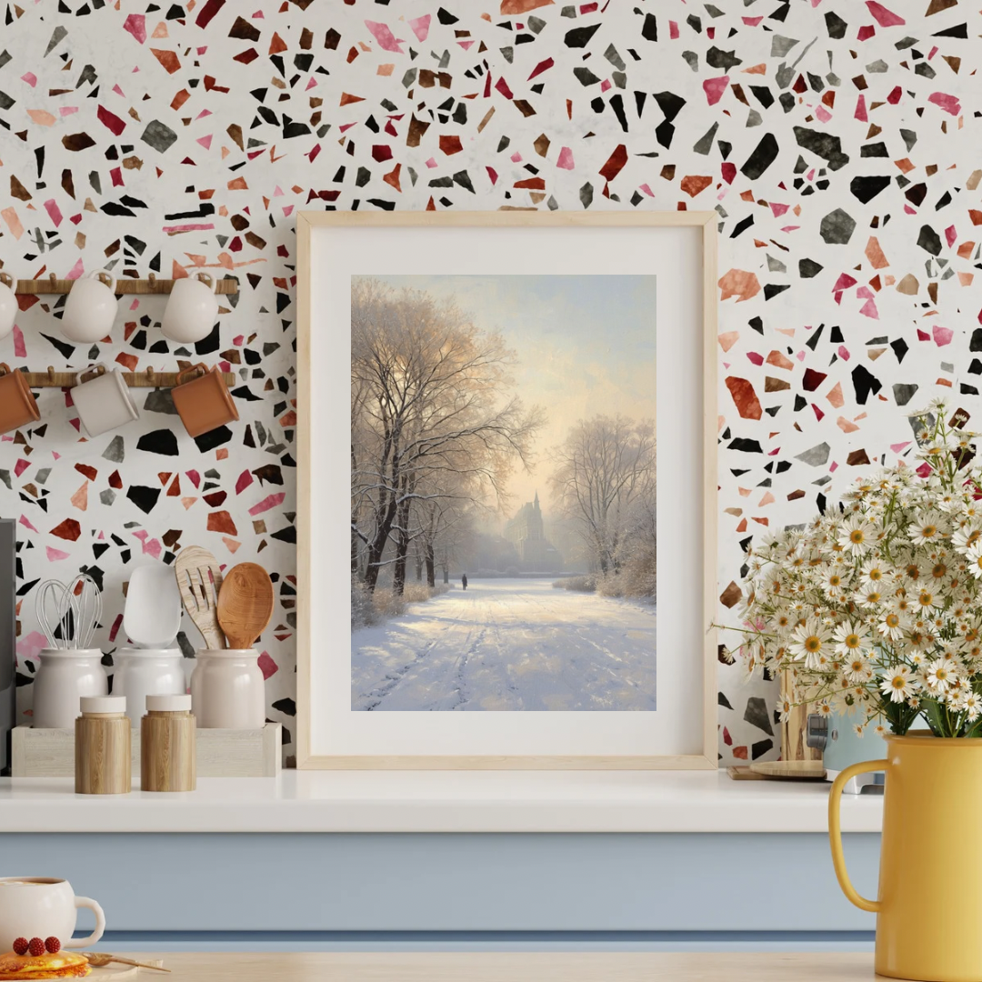 Winter besneeuwd bos schilderij in witte lijst aan bloemenpatroon behang boven wit sidetable met gele vaas en witte kaarsen – olieverf wall art woonkamer
