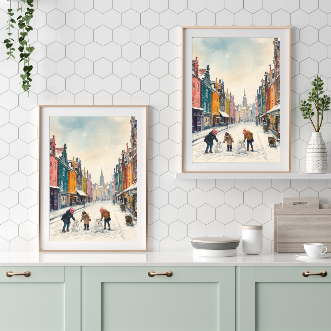 Dordrecht winters straatfeest schilderij als set van twee in witte lijst aan witte muur boven mintgroene keuken met witte keukenkasten – aquarel wall art keuken
