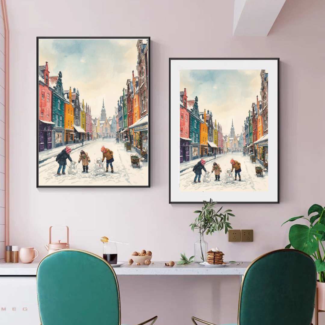 Dordrecht winters straatfeest schilderij als set van twee in witte lijst aan roze muur boven roze bureau met groene stoel en groene plant – aquarel wall art thuiskantoor
