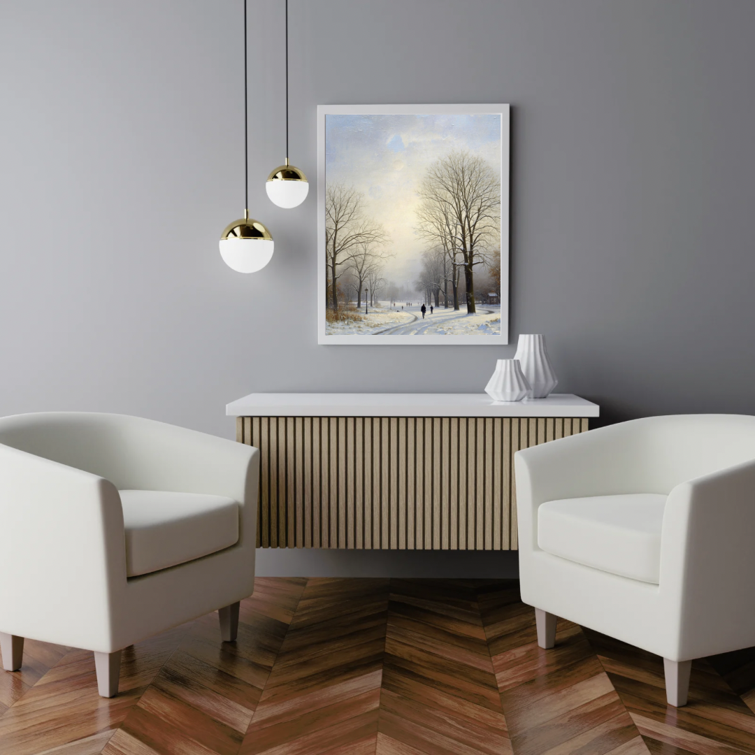Klassiek winter parklandschap schilderij in gouden lijst aan grijze muur boven witte ronde eettafel met witte stoelen en hanglamp – olieverf wall art eetkamer
