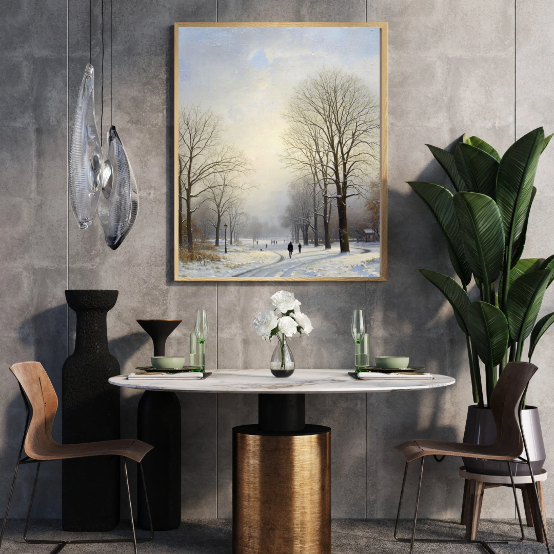 Klassiek winter parklandschap schilderij in gouden lijst aan donkergrijze muur boven donker houten ronde eettafel met gouden hanglamp en plant – olieverf wall art eetkamer
