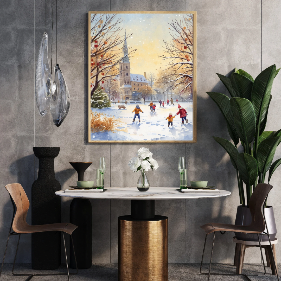 Dordrecht schaatstafereel schilderij in witte lijst aan donkere muur boven donker houten sidetable met zwarte vaas en grote groene plant – aquarel wall art woonkamer
