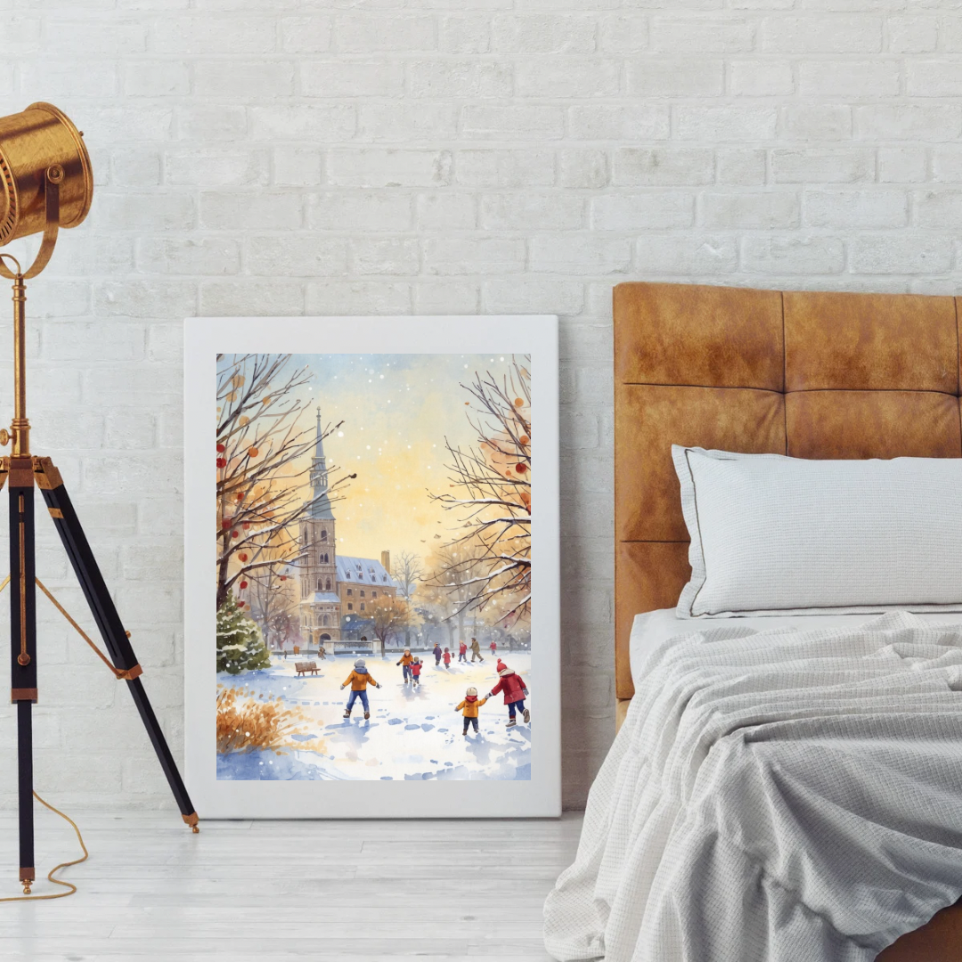 Dordrecht schaatstafereel schilderij in witte lijst staand op houten vloer tegen witte muur naast houten bed met grijze kussens en staande lamp – aquarel wall art slaapkamer
