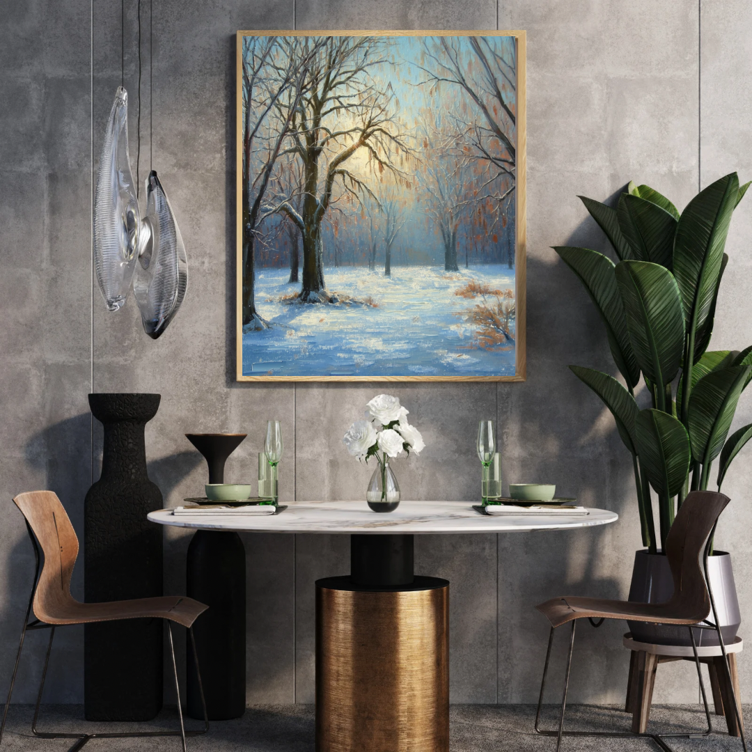 Winter mysterieus park schilderij in zwarte lijst aan donkere muur boven donker houten ronde eettafel met gouden hanglamp en groene plant – olieverf wall art eetkamer
