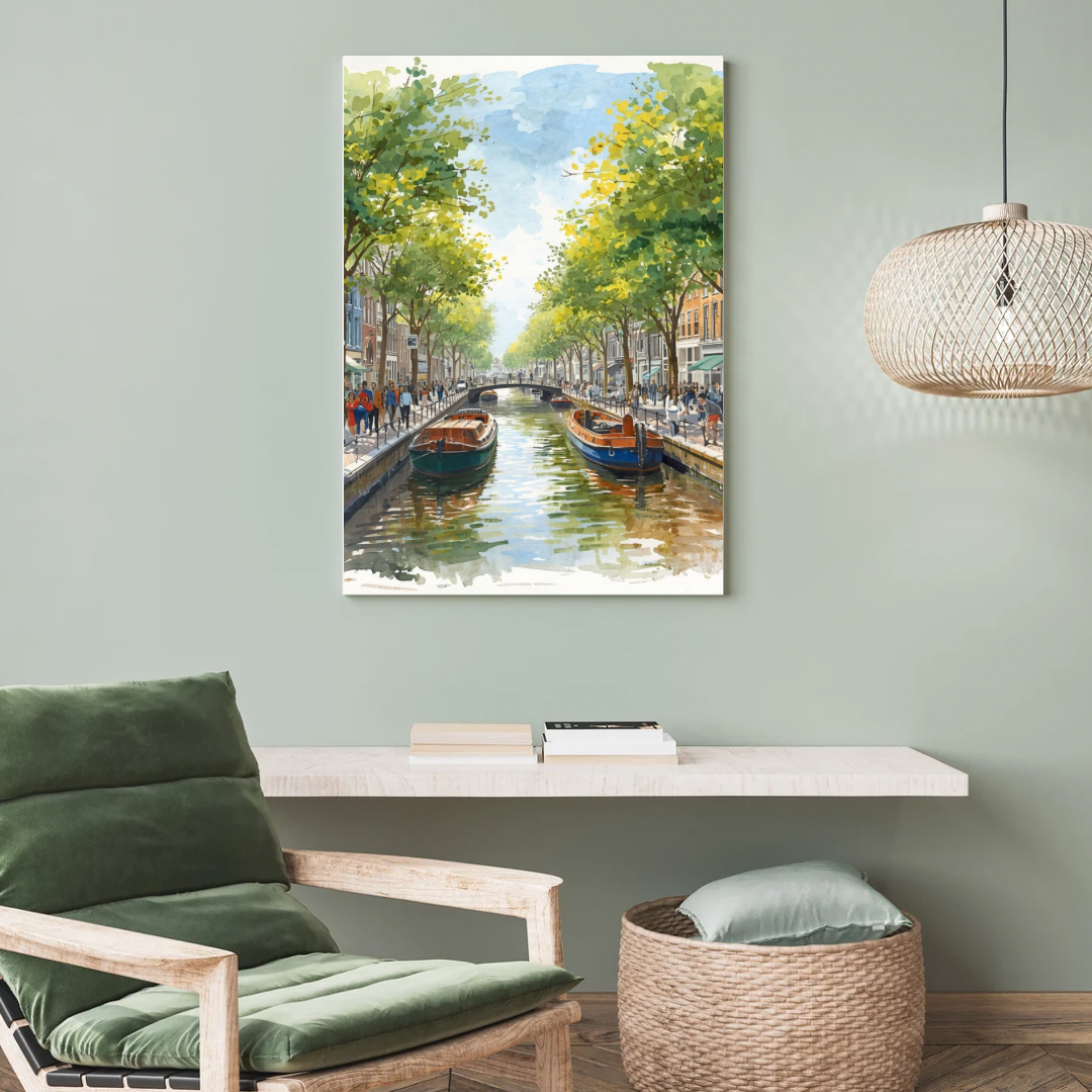 Dordrecht zomergracht schilderij in witte lijst aan witte muur naast groene bank met grote groene plant en gele kussens – aquarel wall art woonkamer
