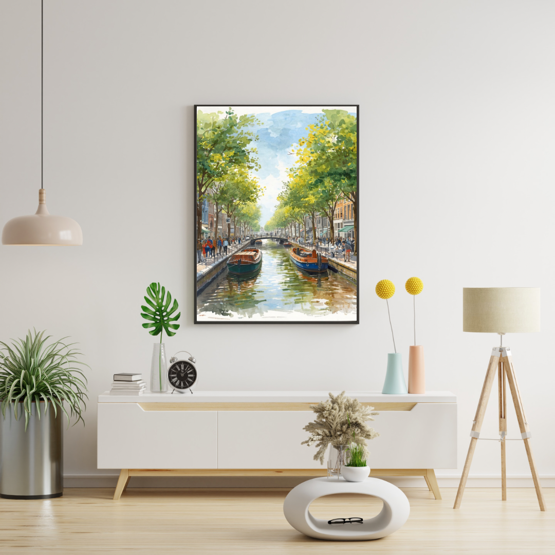 Dordrecht zomergracht schilderij in witte lijst aan witte muur boven wit dressoir met gele vaas en kleurrijke boeken – aquarel wall art woonkamer
