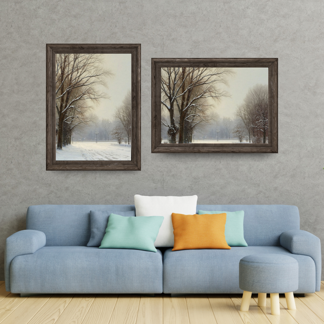 Winter mistig laantje schilderij als set van twee in donkere lijst aan grijze muur boven blauwe bank met kleurrijke kussens en poef – olieverf wall art woonkamer
