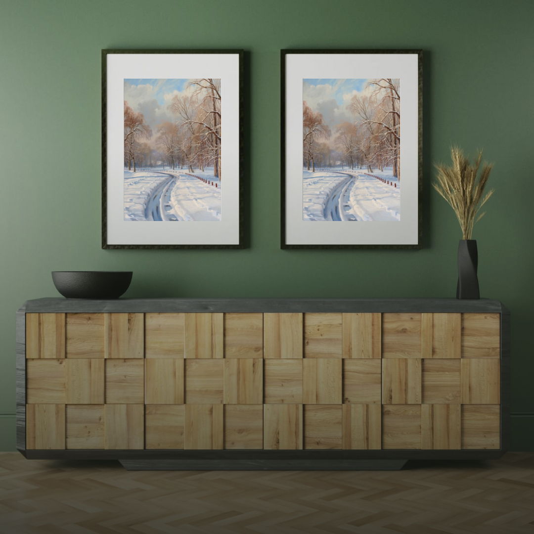Winter verlaten sneeuwweg schilderij als set van twee in witte lijst aan groene muur boven groen houten dressoir met decoratieve objecten – olieverf wall art eetkamer
