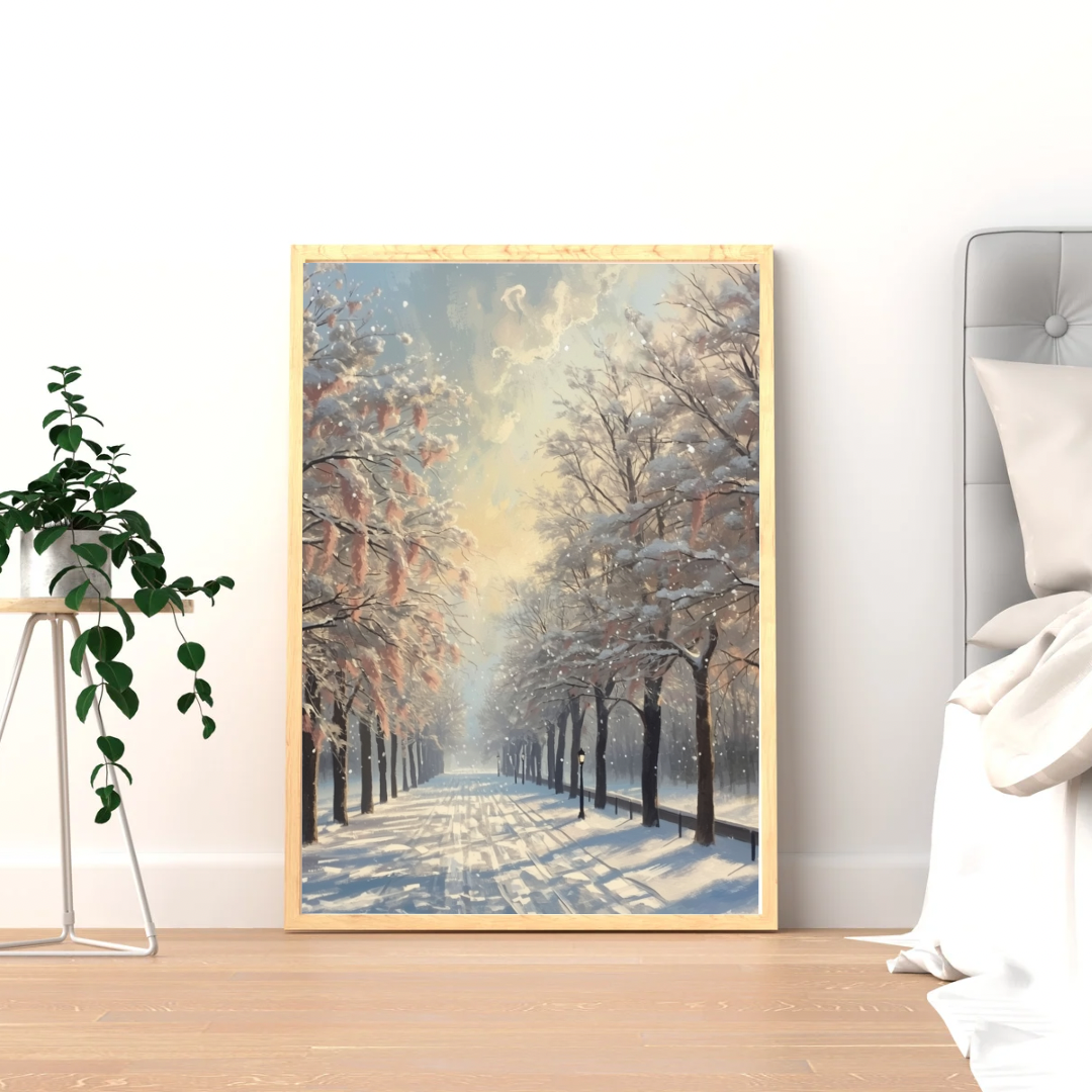 Winter bomenlaantje schilderij in gouden lijst staand op licht houten vloer naast witte plant tegen witte muur – olieverf wall art gang

