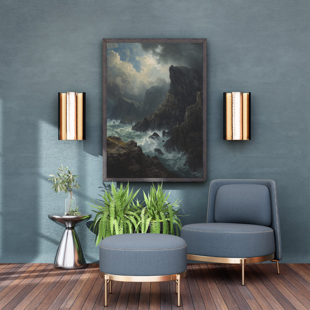 Dramatisch kliffen schilderij in donkere lijst aan blauwe muur boven blauwe bank met gouden wandlampen en groene plant – natuur wall art woonkamer
