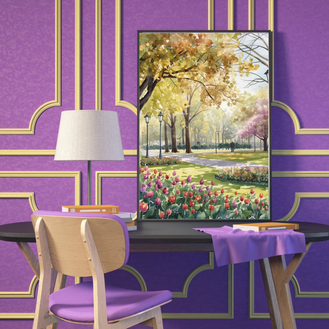 Eindhoven park lente schilderij in gouden lijst aan paarse muur naast paarse stoel met witte vloerlamp en paarse tafel – aquarel wall art woonkamer
