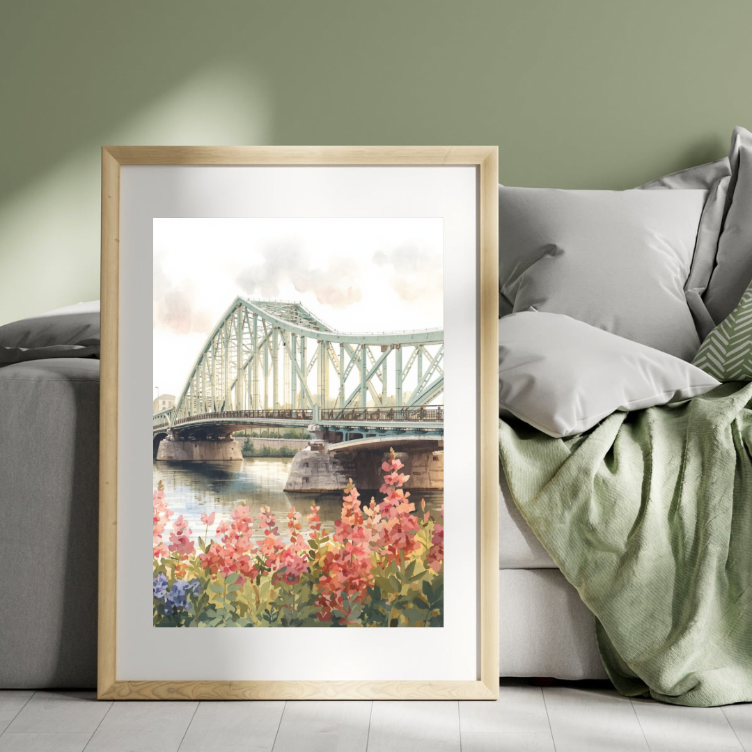 Eindhoven brug schilderij aan olijfgroene muur naast bed met grijze kussens en houten nachtkastje – aquarel wall art slaapkamer
