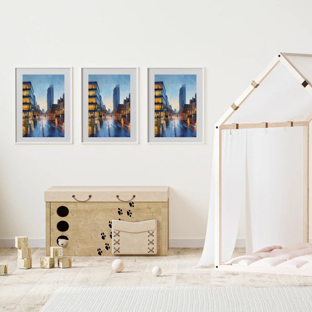 Eindhoven avond skyline schilderij als set van drie aan witte muur boven wit bureau met witte lamp en decoratie – urban cityscape wall art woonkamer
