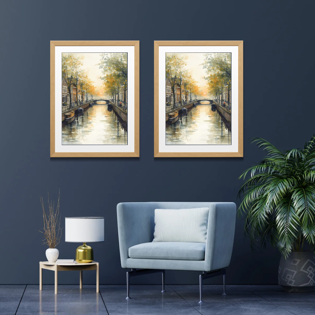 Eindhoven gracht herfst schilderij als set van twee in gouden lijst aan donkerblauwe muur naast grijze fauteuil met witte lamp en grote plant – aquarel wall art woonkamer
