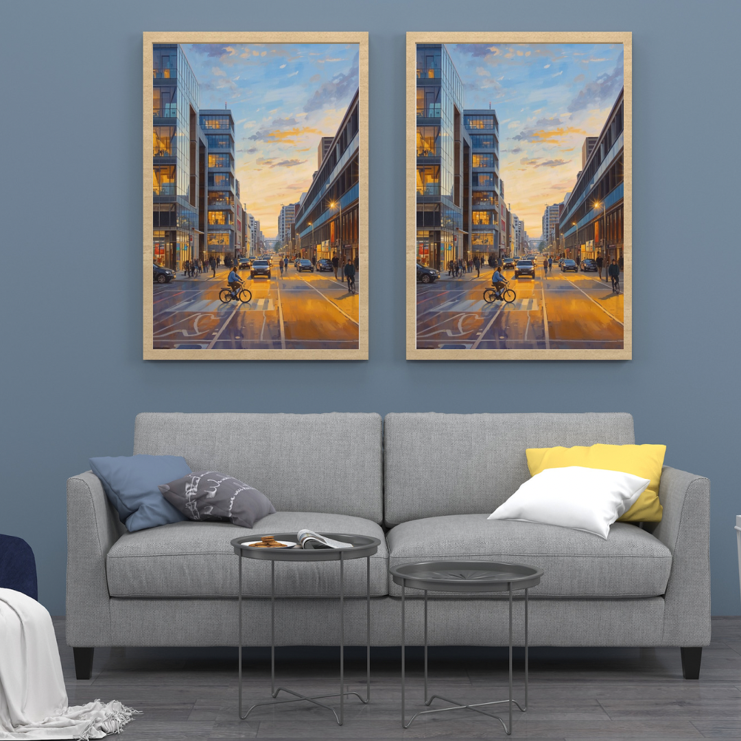 Eindhoven avondstraat schilderij als set van twee in gouden lijst aan grijsblauwe muur boven grijze bank met geel kussen en glazen salontafel – urban wall art woonkamer
