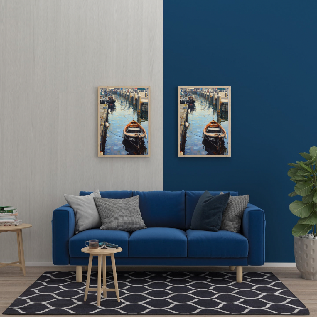 Groningen roeiboot schilderij in lijst aan blauwe muur boven donkere bank met zwart-wit kussens en kleine ronde tafel – olieverf wall art woonkamer
