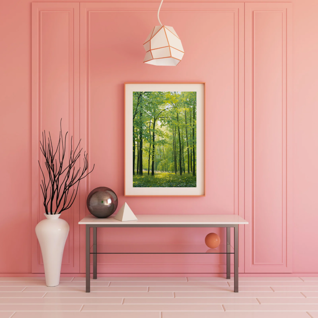 Bos schilderij in witte lijst aan roze muur boven witte sidetable met vaas met takken en hanglamp – natuur wall art print woonkamer
