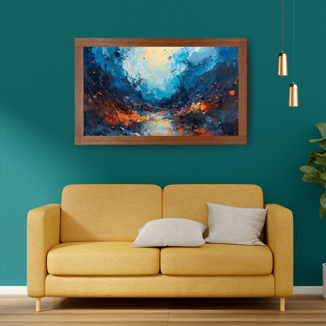 Abstract blauw goud schilderij in houten lijst aan petrolblauwe muur boven gele bank met witte kussens en wandlamp – wall art print woonkamer
