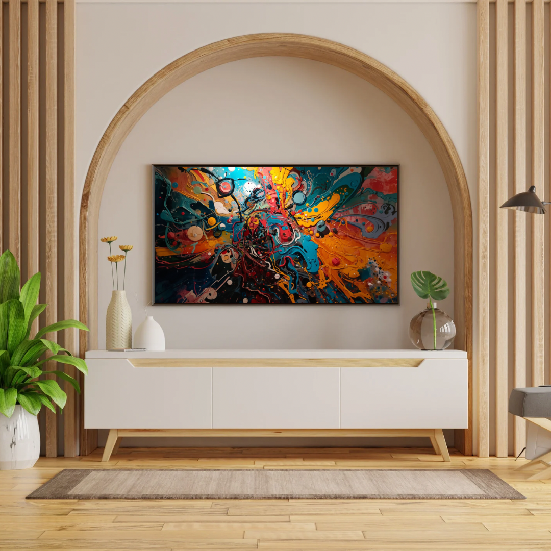 Abstract kleurenexplosie schilderij in lijst in witte boognis boven wit tv-meubel met groene plant en beige vloerkleed – wall art print woonkamer
