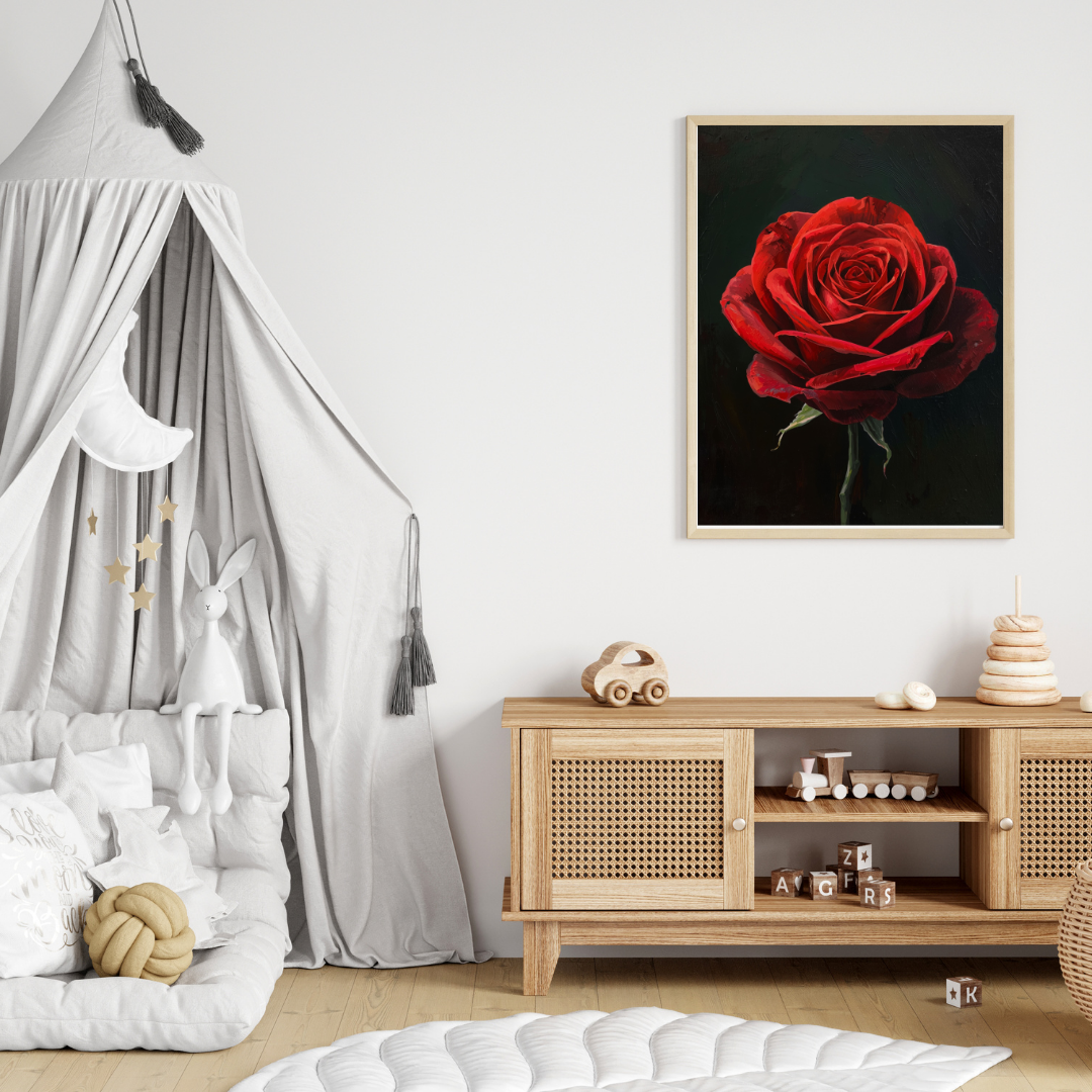 Rode roos schilderij in zwarte lijst aan witte muur boven houten kast met decoratieve objecten in kinderkamer met baldakijn – bloemen wall art print
