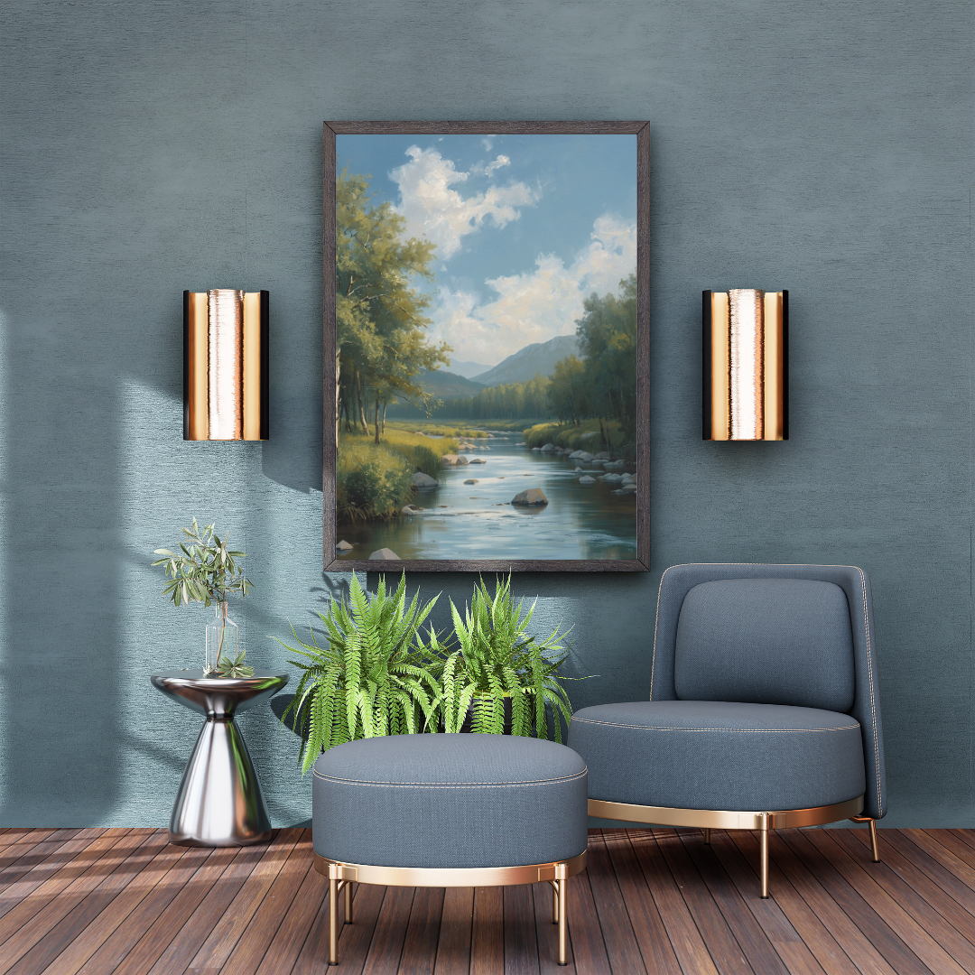 Natuur beek schilderij in donkergrijze lijst aan petrolblauwe muur boven grijze fauteuil met salontafel en wandlampen – wall art print interieur
