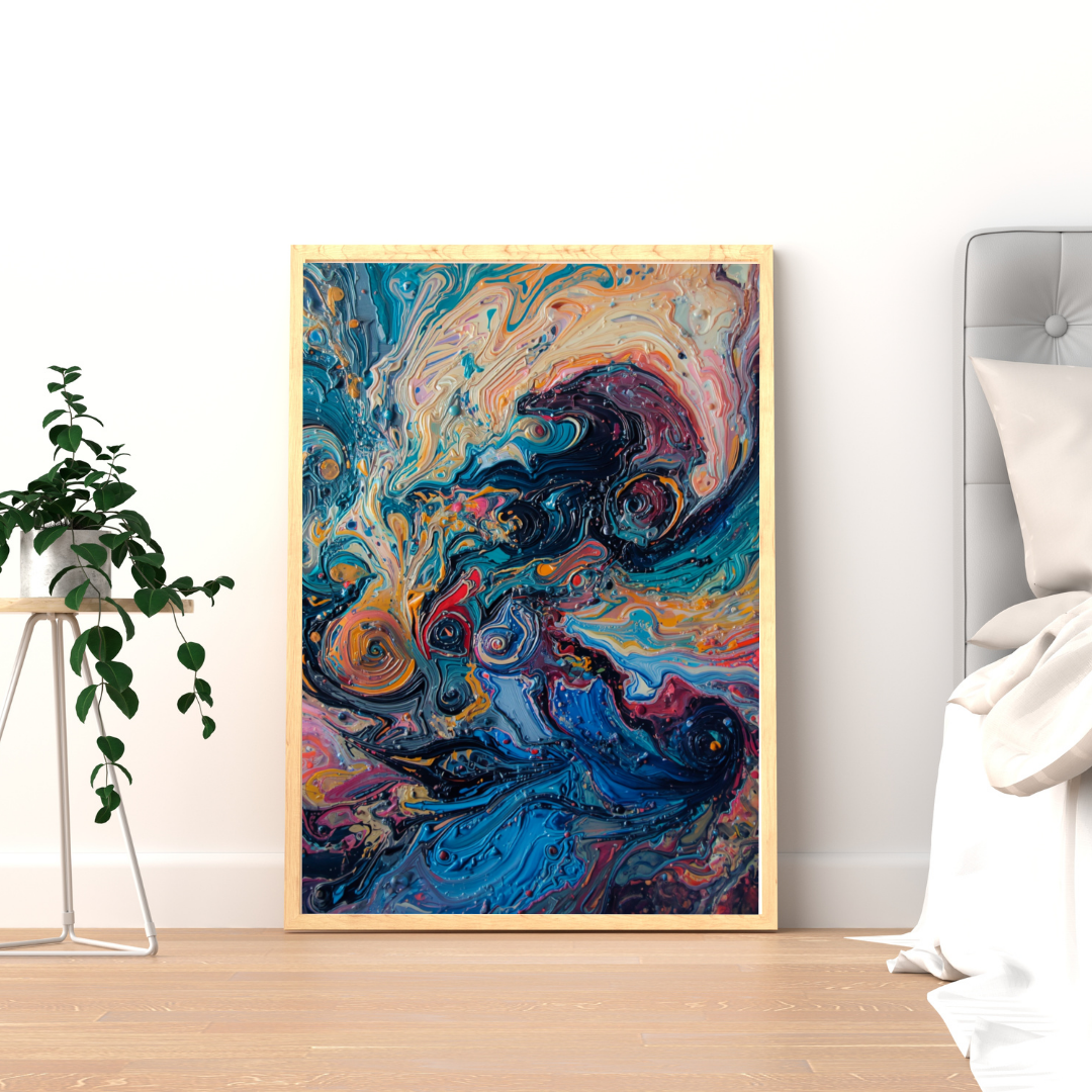 Abstract oceaan schilderij in houten lijst staand op lichte houten vloer naast groene hangplant en witte muur in slaapkamer – wall art print interieur
