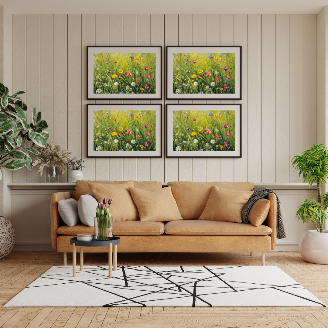 Wilde bloemen schilderij als vierluik in zwarte lijsten aan beige lambrisering boven cognackleurige bank met kussens en groene planten – wall art print woonkamer
