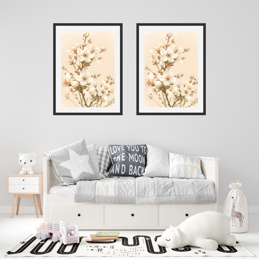 Witte bloesem schilderij als diptiek in zwarte lijsten aan witte muur boven witte bank met zwart-wit kussens en witte vloerlamp – wall art print woonkamer
