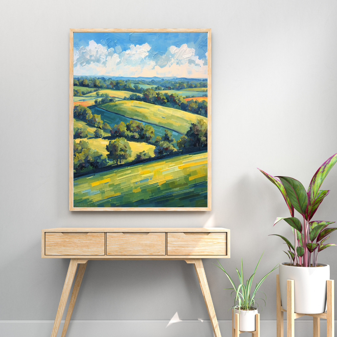 Natuur heuvels schilderij in houten lijst aan witte muur boven houten sidetable met kleine plant en witte vaas in minimalistische ruimte – wall art print
