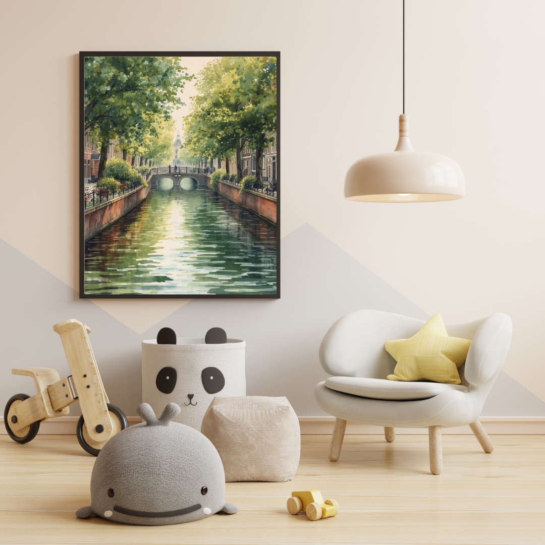 Eindhoven groene gracht schilderij in zwarte lijst aan witte muur boven wit dressoir met decoratieve objecten en witte lamp in woonkamer – wall art print
