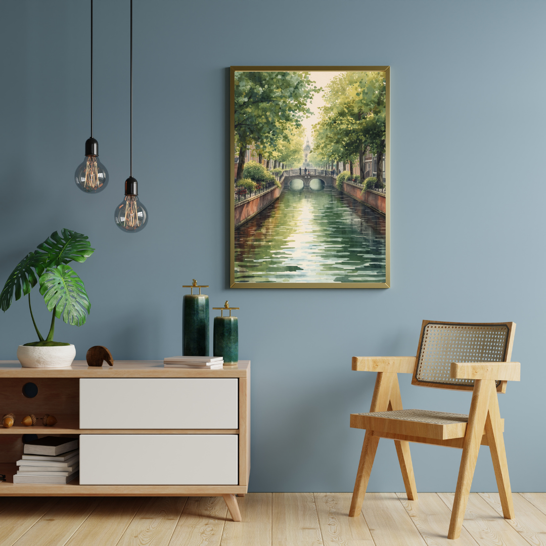Eindhoven groene gracht schilderij in zwarte lijst aan blauwe muur boven wit dressoir met houten stoel en hangende gloeilampen – wall art print interieur
