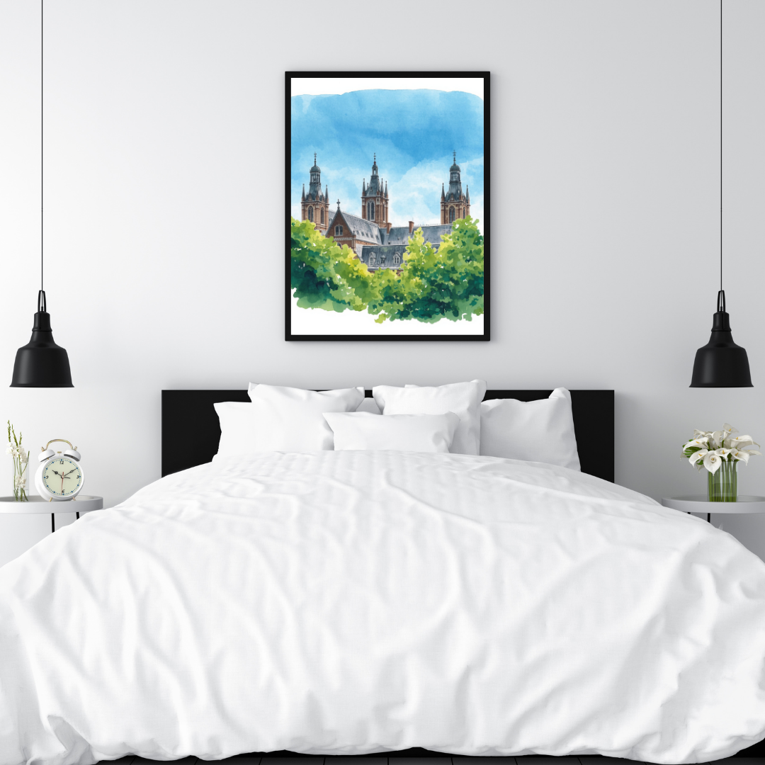 Eindhoven kathedraal schilderij in zwarte lijst aan witte muur boven wit bed met witte kussens en zwarte hanglampen in slaapkamer – aquarel wall art print
